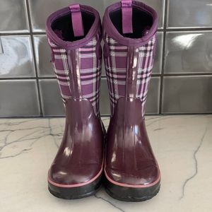 Bogs snow and rain boots. EUC. Two names have been added to the size label.